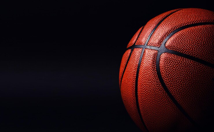 Palla basket su sfondo nero