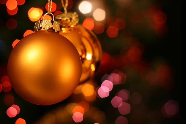 Palla d'oro di Natale con una leggera sfocatura che crea bokeh sullo sfondo