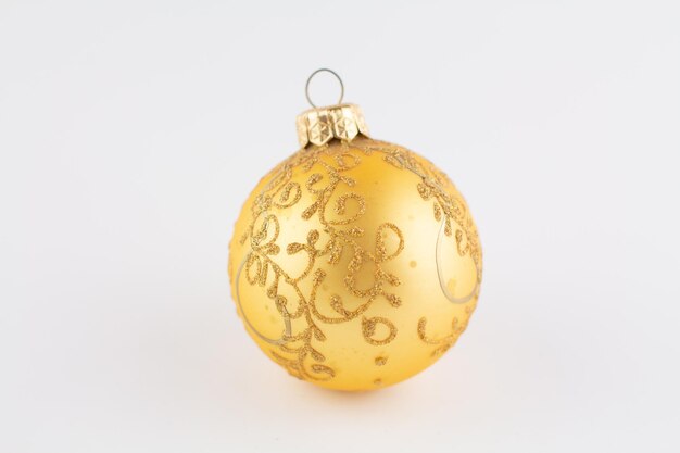 Palla d'oro per albero di Natale su sfondo bianco