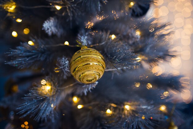 palla d'oro sull'albero di Natale con luci