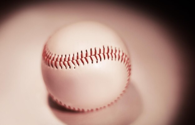 Palla da baseball isolata su sfondo bianco