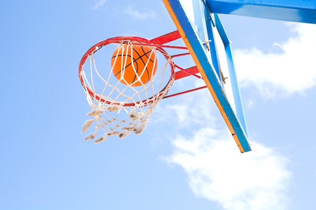 palla da basket inzuppata nel cerchio