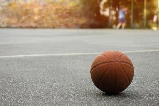 Palla da basket sul campo sportivo all'aperto in una giornata di sole