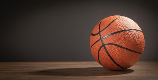 Palla da basket sul tavolo di legno