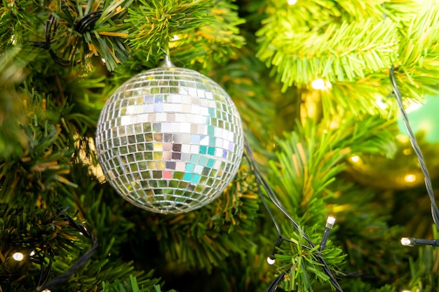 palla da discoteca appesa sull'albero di Natale decorato