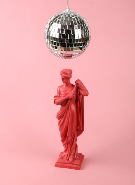 Palla da discoteca e scultura antica su sfondo rosa Concetto di festa minimalista