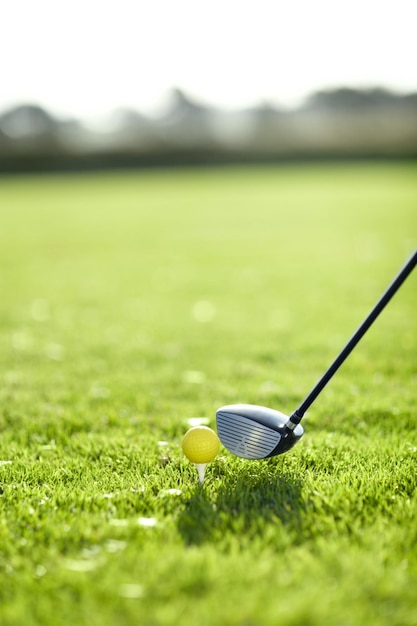 Palla da golf sportiva e tee per la pratica sul campo per la motivazione per la sfida, il bersaglio e la buca, l'attrezzatura del campo e pronto per lo swing del club con il tiro di mira o il colpo per vincere il torneo sul campo