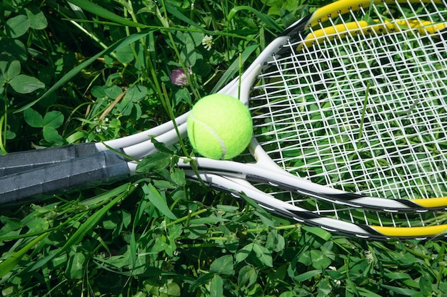 Palla da tennis e racchetta sullo sfondo verde erba