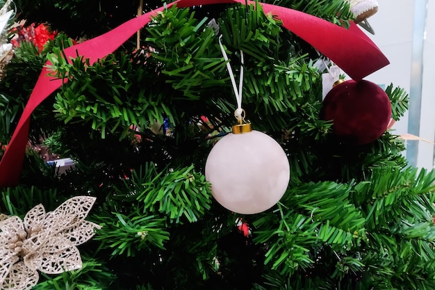 Palla decorativa su un primo piano dell'albero di Natale