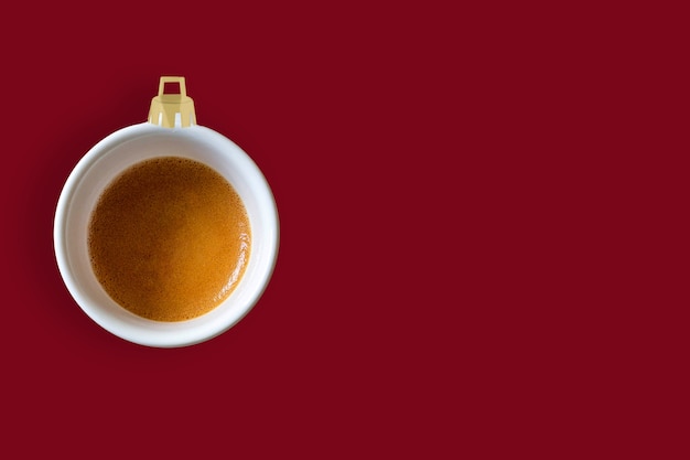 Palla dell'albero di Natale fatta di sfondo rosso tazza di caffè