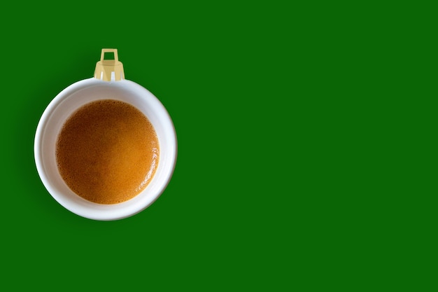 Palla dell'albero di Natale fatta di sfondo verde tazza di caffè