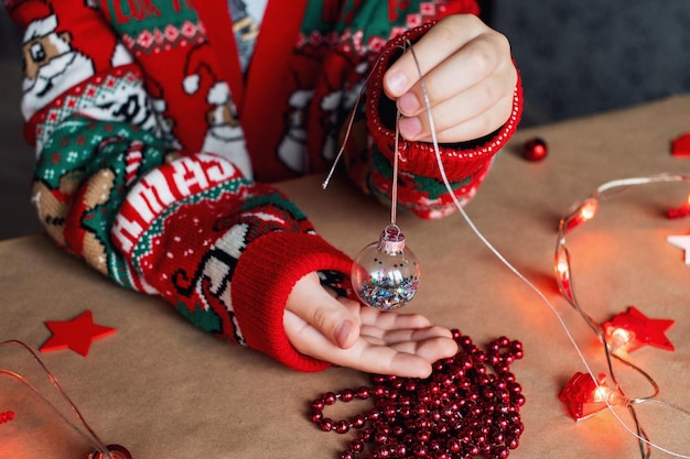 Palla dell'albero di Natale nelle tue mani