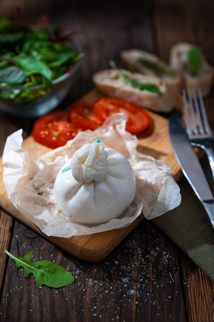 Palla di burrata bianca fresca e morbida a base di mozzarella e panna pugliese, Italia, primo piano