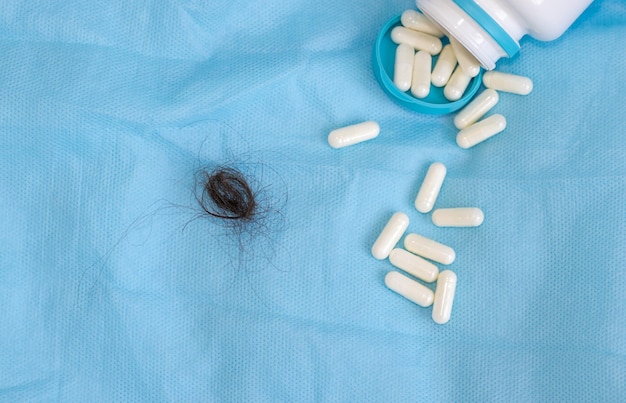 palla di capelli e pillole bianche capsulecapelli cadono il trattamento dopo il parto