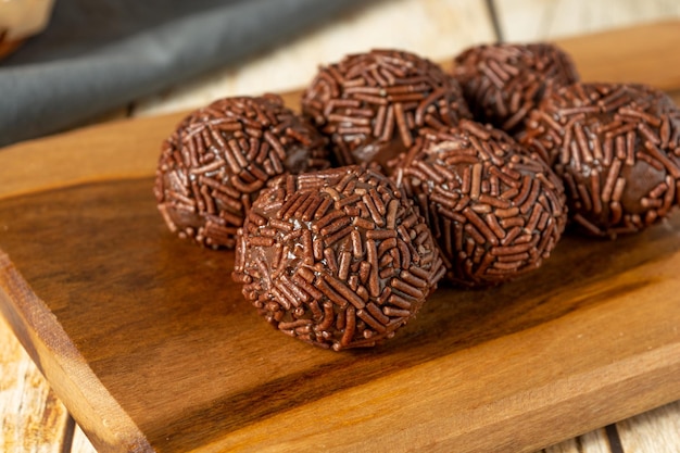 Palla di cioccolato tradizionale brasiliana Brigadeiro con codette