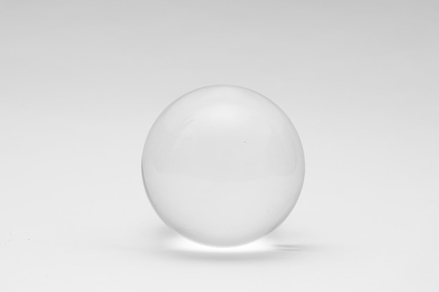 Palla di cristallo lucida normale su sfondo bianco