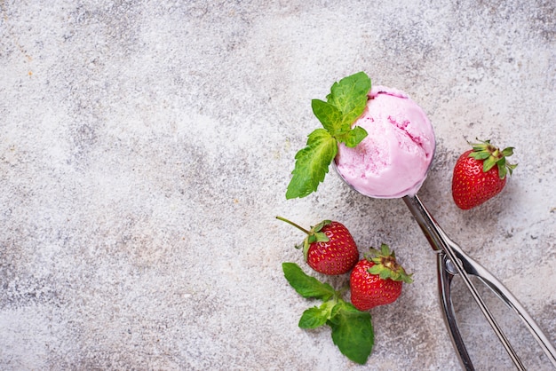 Palla di fragola Gelato in scoop