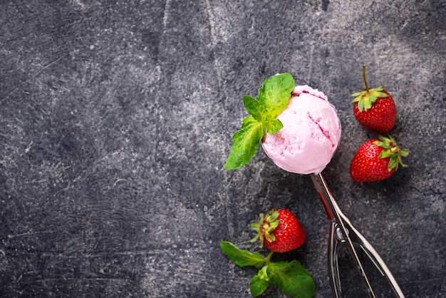 Palla di fragola Gelato in scoop