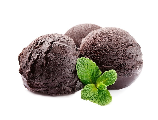 Palla di gelato al cioccolato con menta su sfondi bianchi.