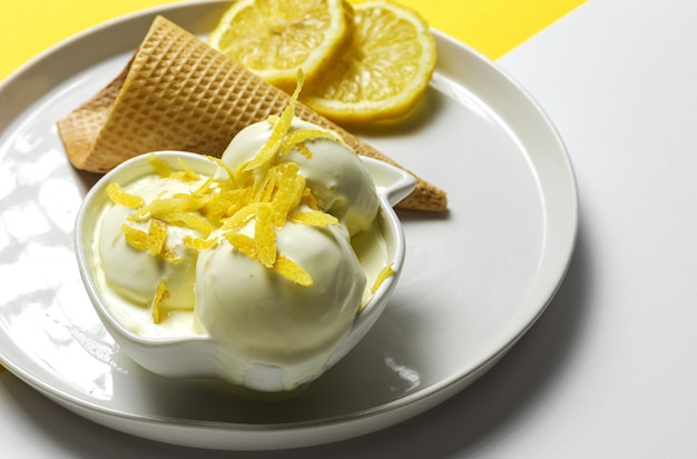 Palla di gelato al limone naturale fatta in casa e rinfrescante nel cono