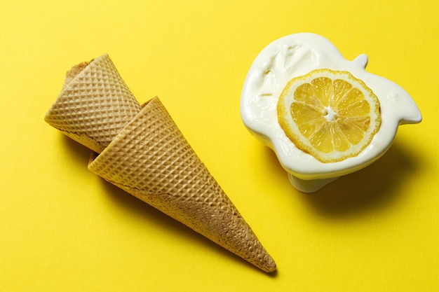 Palla di gelato al limone naturale fatta in casa e rinfrescante nel cono