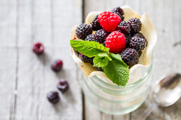 Palla di gelato alla vaniglia nel cono, copia spazio