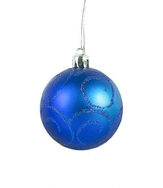 Palla di Natale blu appesa isolata su bianco