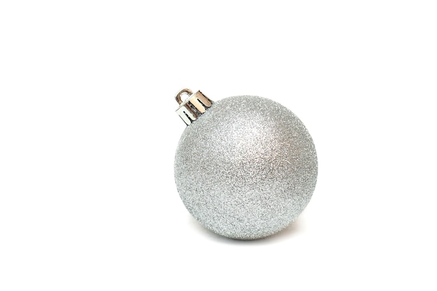 Palla di Natale d'argento su un bianco
