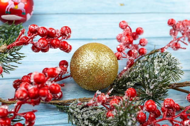 palla di natale dorata e rami albero di natale