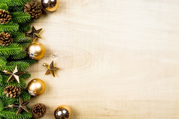 Palla di Natale e albero di pino con decorazioni di Natale su fondo in legno