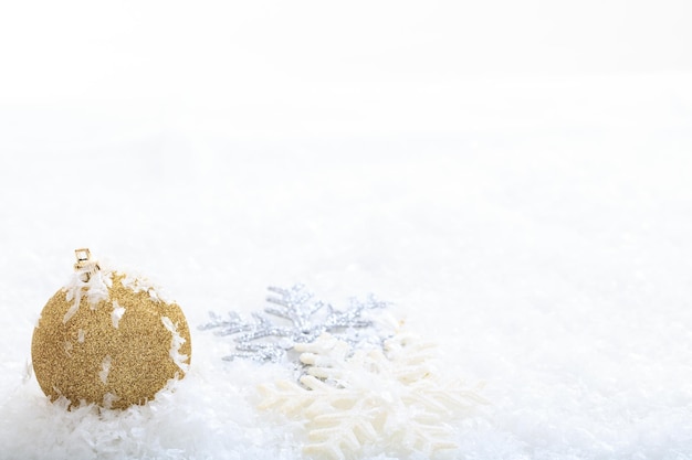 Palla di Natale e neve su sfondo bianco
