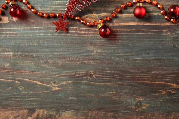 Palla di Natale e ornamento per la decorazione dell'albero di pino su fondo di legno del tavolo