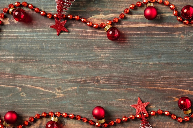 Palla di Natale e ornamento per la decorazione dell'albero di pino su fondo di legno del tavolo