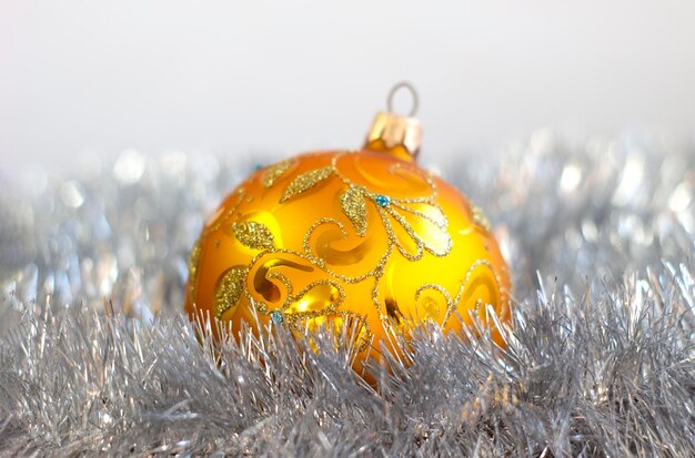 Palla di Natale in oro giallo brillante con motivo e orpello primo piano selezionato vista frontale del fuoco d'arte