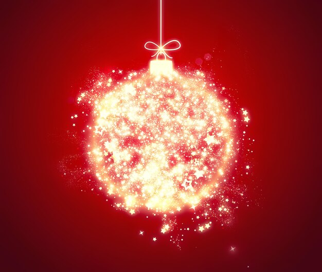 Palla di Natale lucida su sfondo rosso