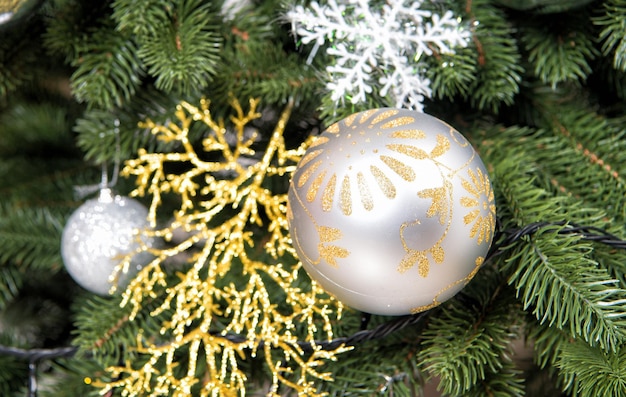 Palla di Natale, ornamenti e decorazioni su rami di abete verde su sfondo naturale. Concetto di celebrazione delle vacanze.