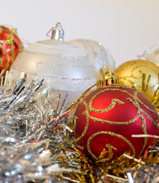 Palla di Natale rossa circondata da decorazioni