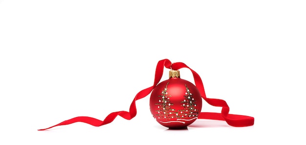 Palla di Natale rossa con nastro su sfondo bianco. Auguri di buon natale e felice anno nuovo