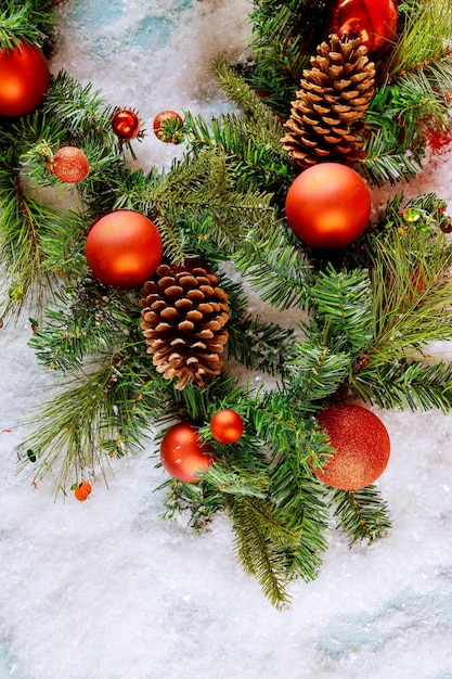 Palla di Natale rossa su un albero di Natale con lo sfondo del fiocco di neve