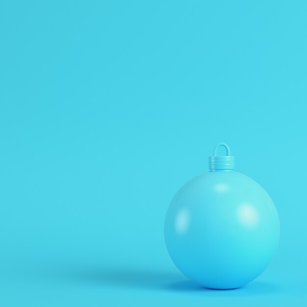 Palla di Natale su sfondo blu brillante