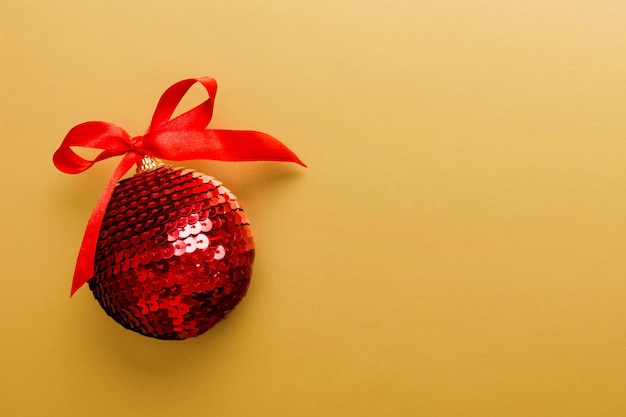 Palla di Natale su sfondo colorato decorazione bauble con fiocco di nastro con spazio di copia