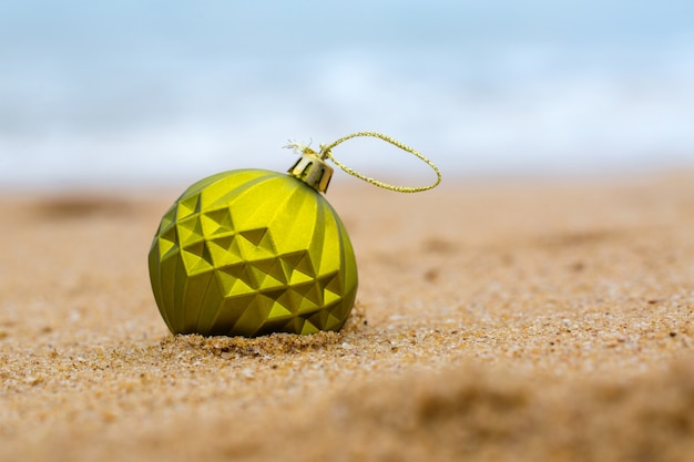 Palla di Natale su una spiaggia sabbiosa