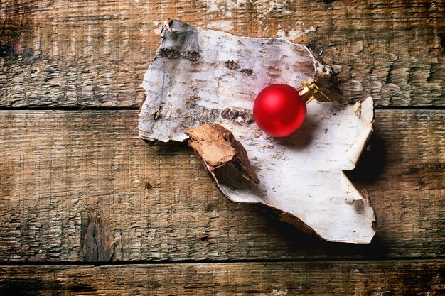 Palla di Natale sul pezzo di legno