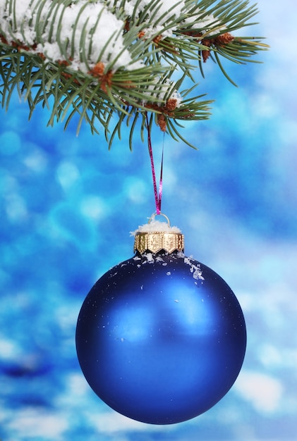 Palla di Natale sull'albero in blu