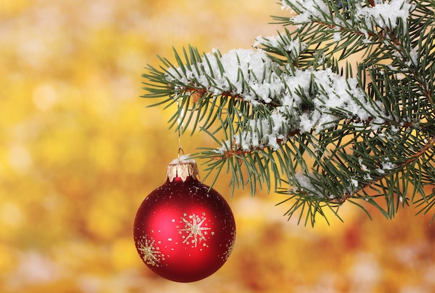 Palla di Natale sull'albero in giallo