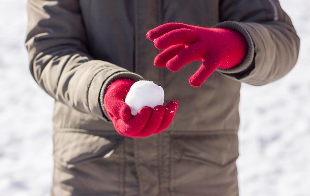Palla di neve nelle mani di un bambino