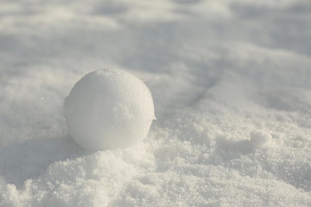 Palla di neve perfetta sulla neve all'aperto primo piano Spazio per il testo