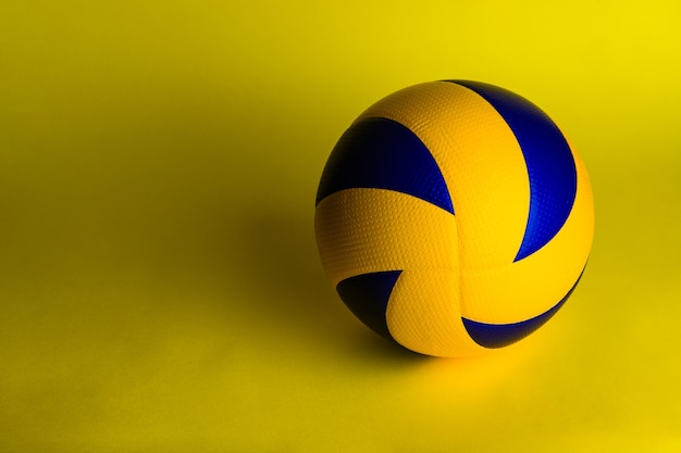 Palla di pallavolo su giallo