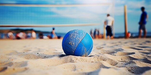 Palla di pelle blu sulla sabbia durante una partita di beach volleyball sulla riva del mare