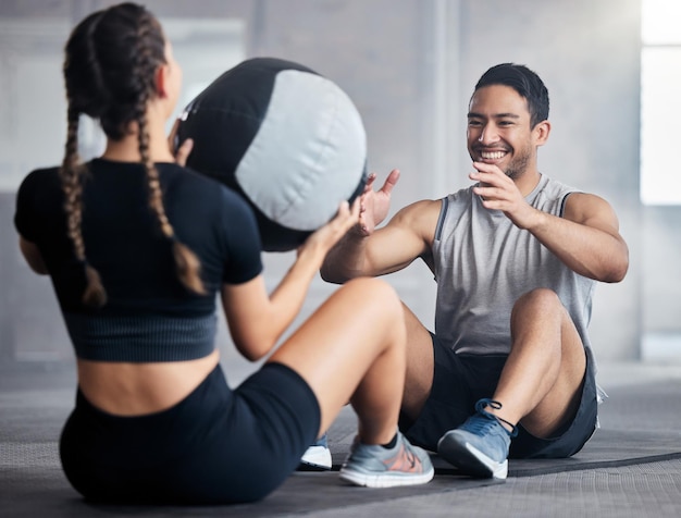 Palla fitness e coppia che fanno un esercizio insieme per la salute, il benessere e la forza in palestra Sport atleti uomini e donne sani e forti che fanno un allenamento o un allenamento in un centro sportivo